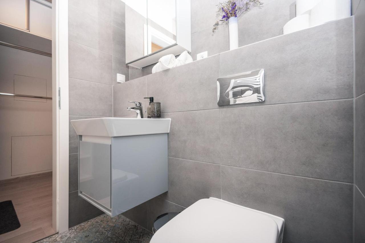 City Center Apartment - Modern & Elegant براتسيلافا المظهر الخارجي الصورة