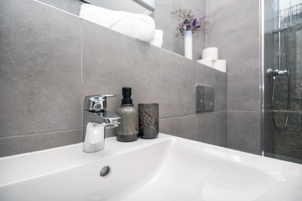 City Center Apartment - Modern & Elegant براتسيلافا المظهر الخارجي الصورة