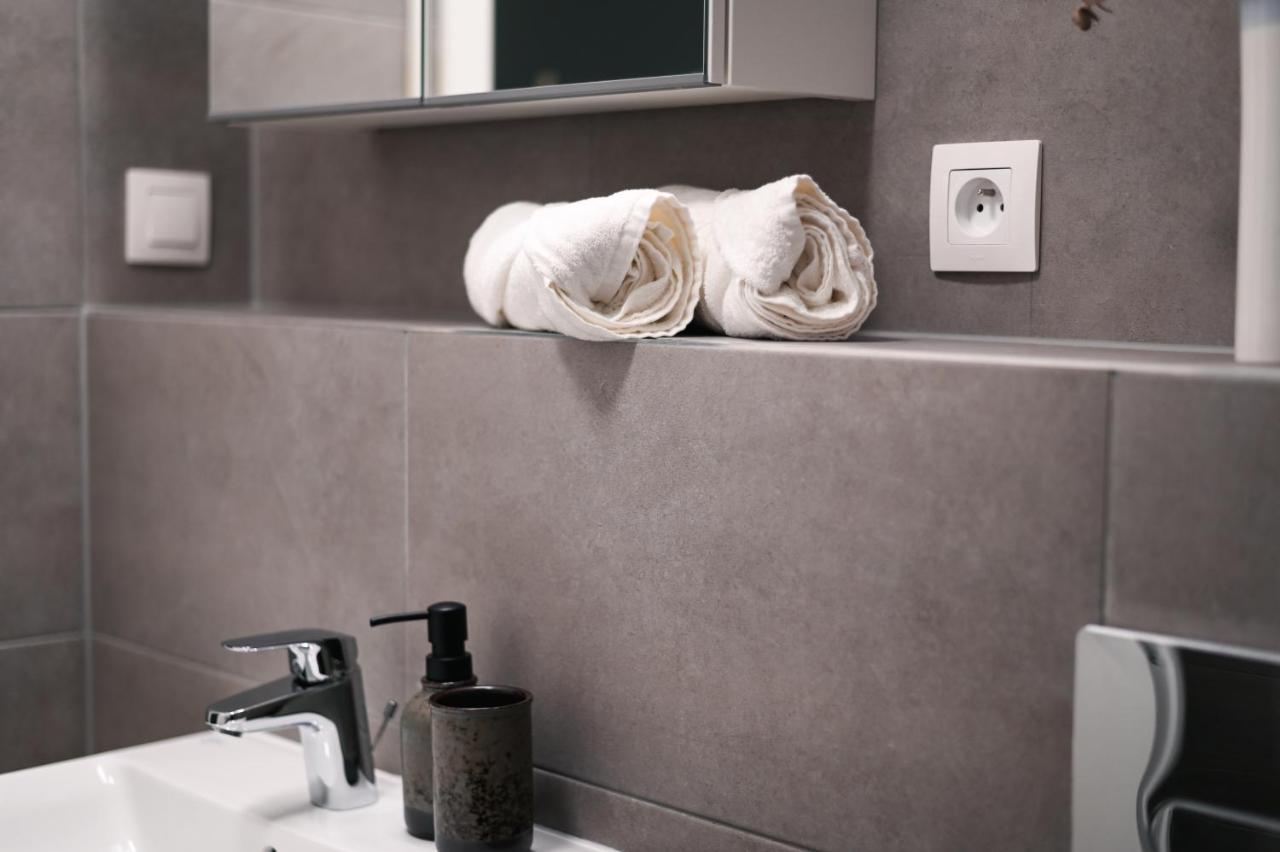 City Center Apartment - Modern & Elegant براتسيلافا المظهر الخارجي الصورة