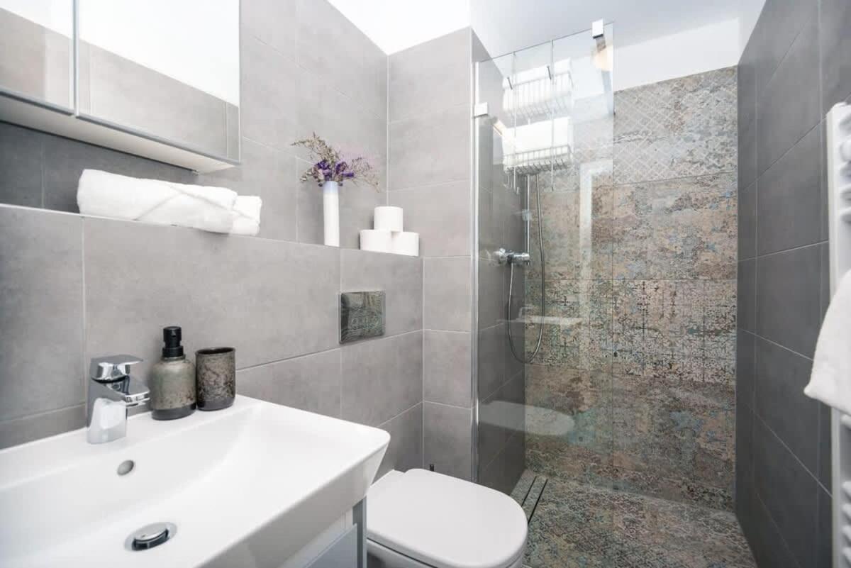 City Center Apartment - Modern & Elegant براتسيلافا المظهر الخارجي الصورة