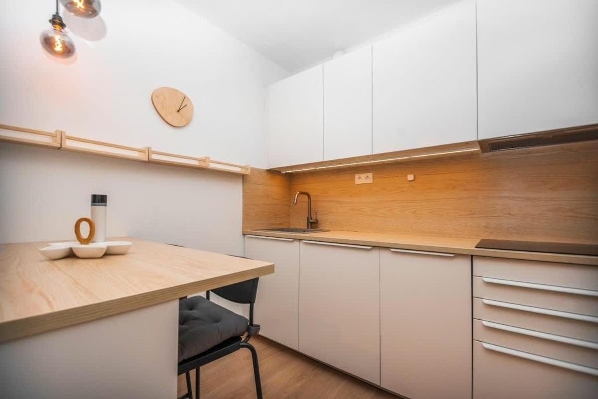 City Center Apartment - Modern & Elegant براتسيلافا المظهر الخارجي الصورة