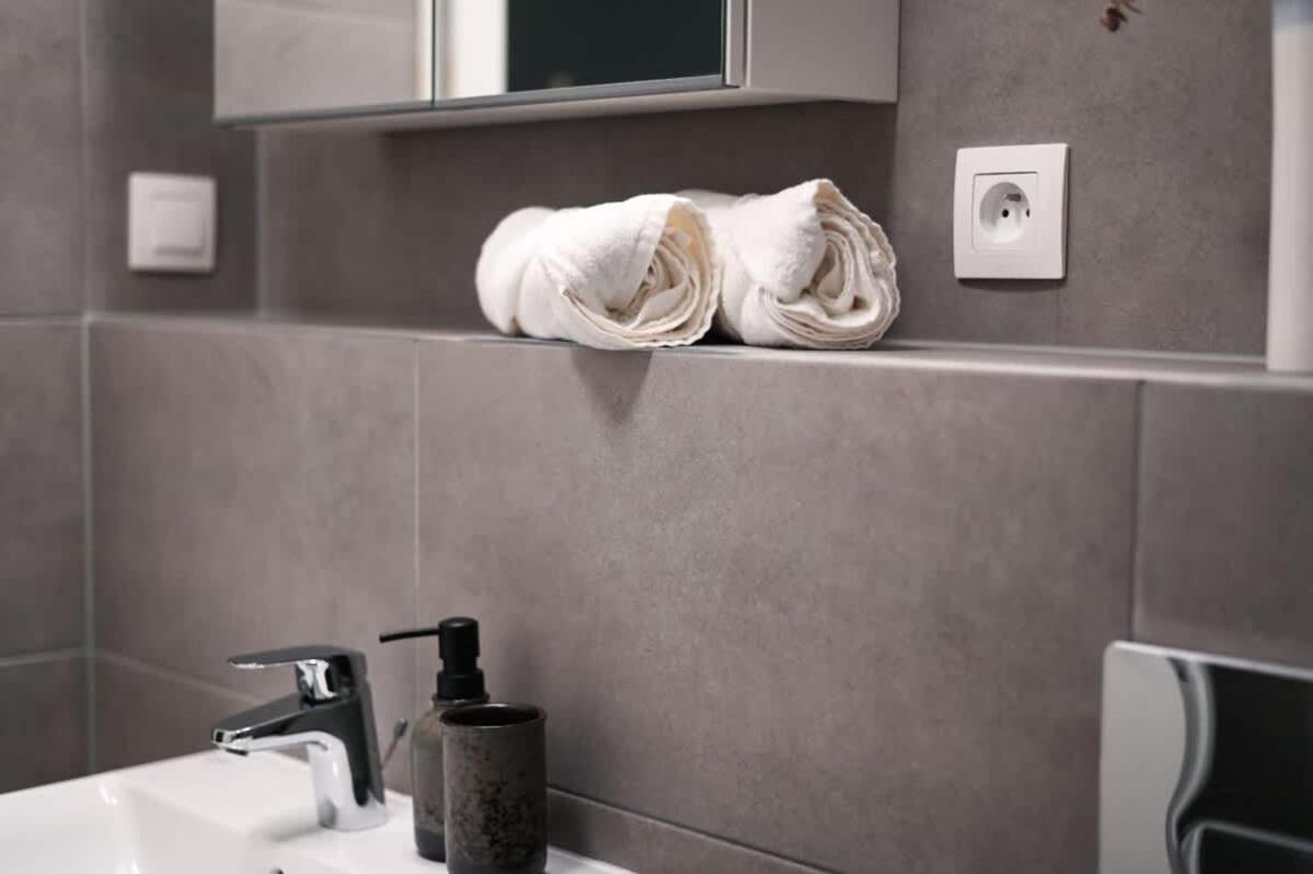 City Center Apartment - Modern & Elegant براتسيلافا المظهر الخارجي الصورة