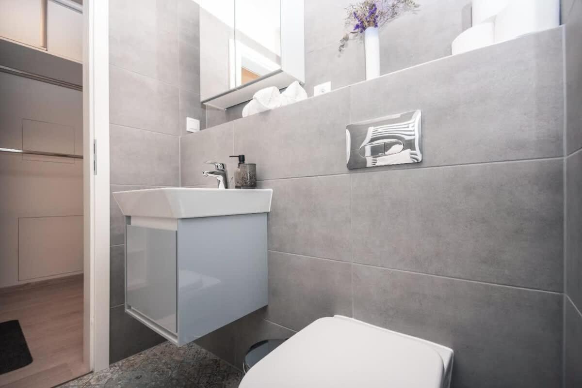 City Center Apartment - Modern & Elegant براتسيلافا المظهر الخارجي الصورة